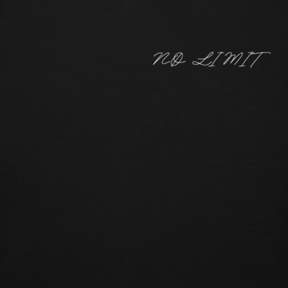Détail du logo NØ LIMIT sur hoodie noir gym